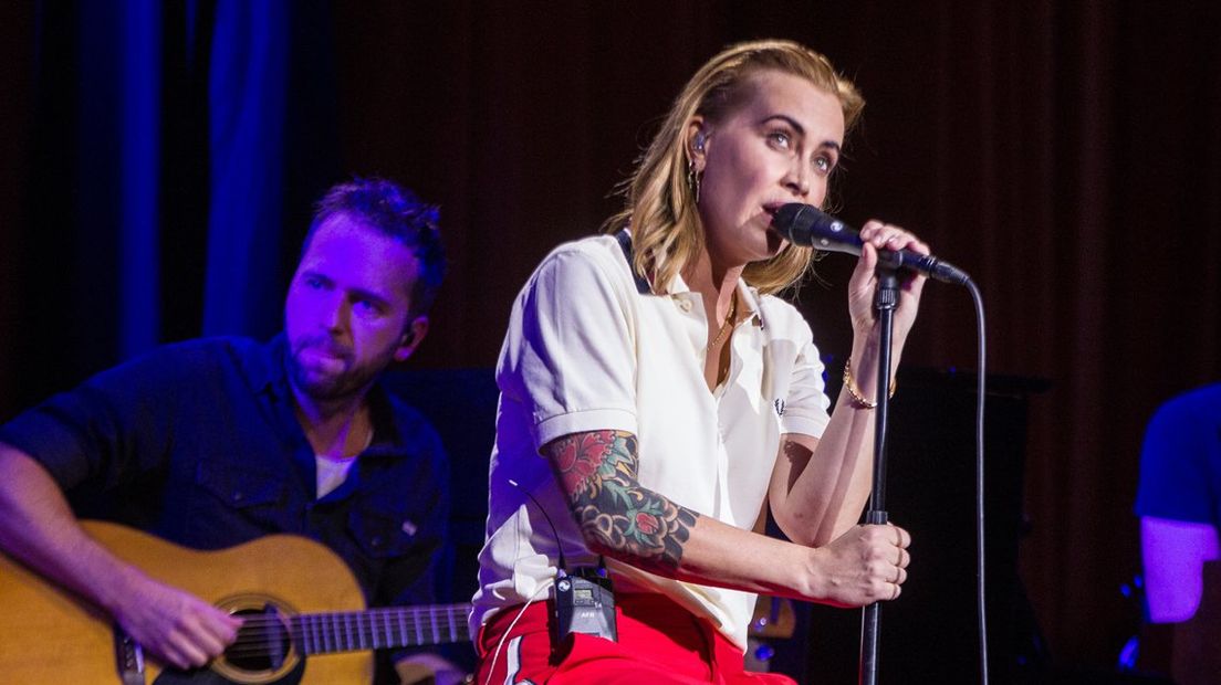 Anouk zingt nummer van haar nieuwe album in  Tuschinski