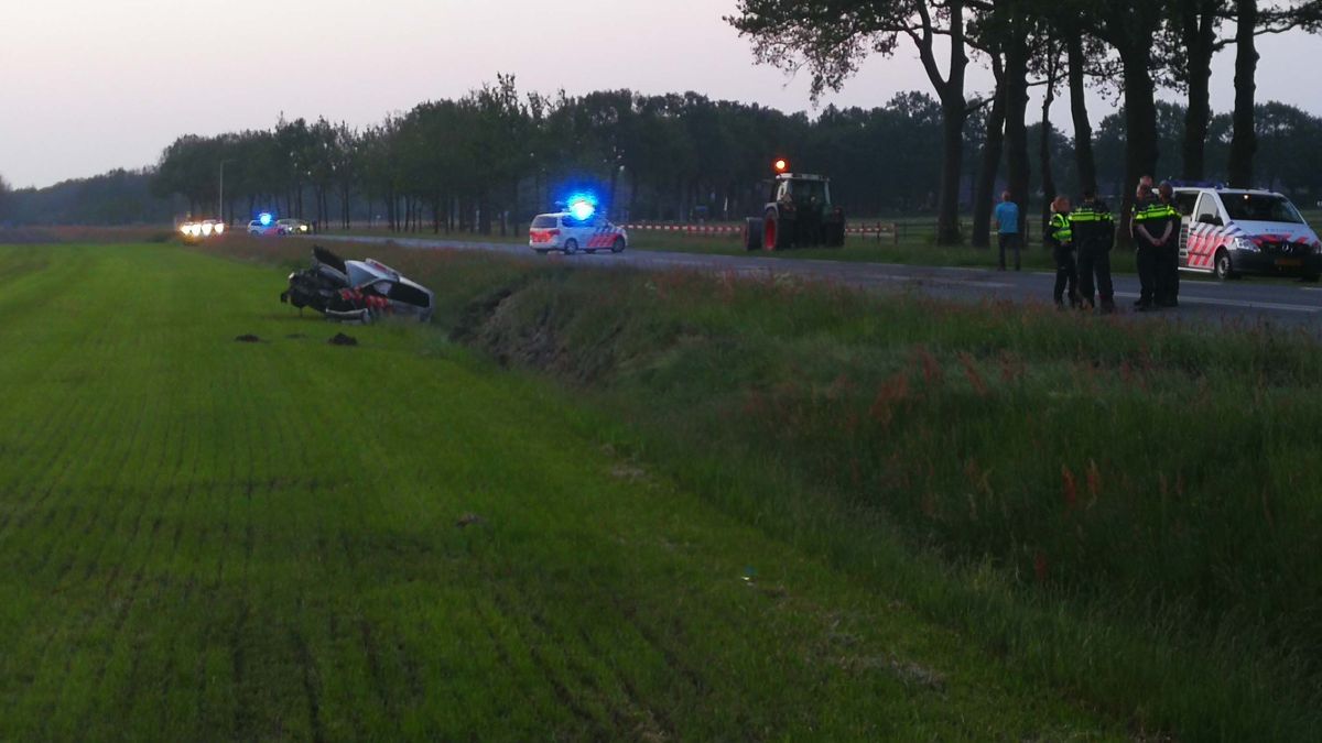 Politiewagen slaat over de kop bij botsing in Oosterhesselen