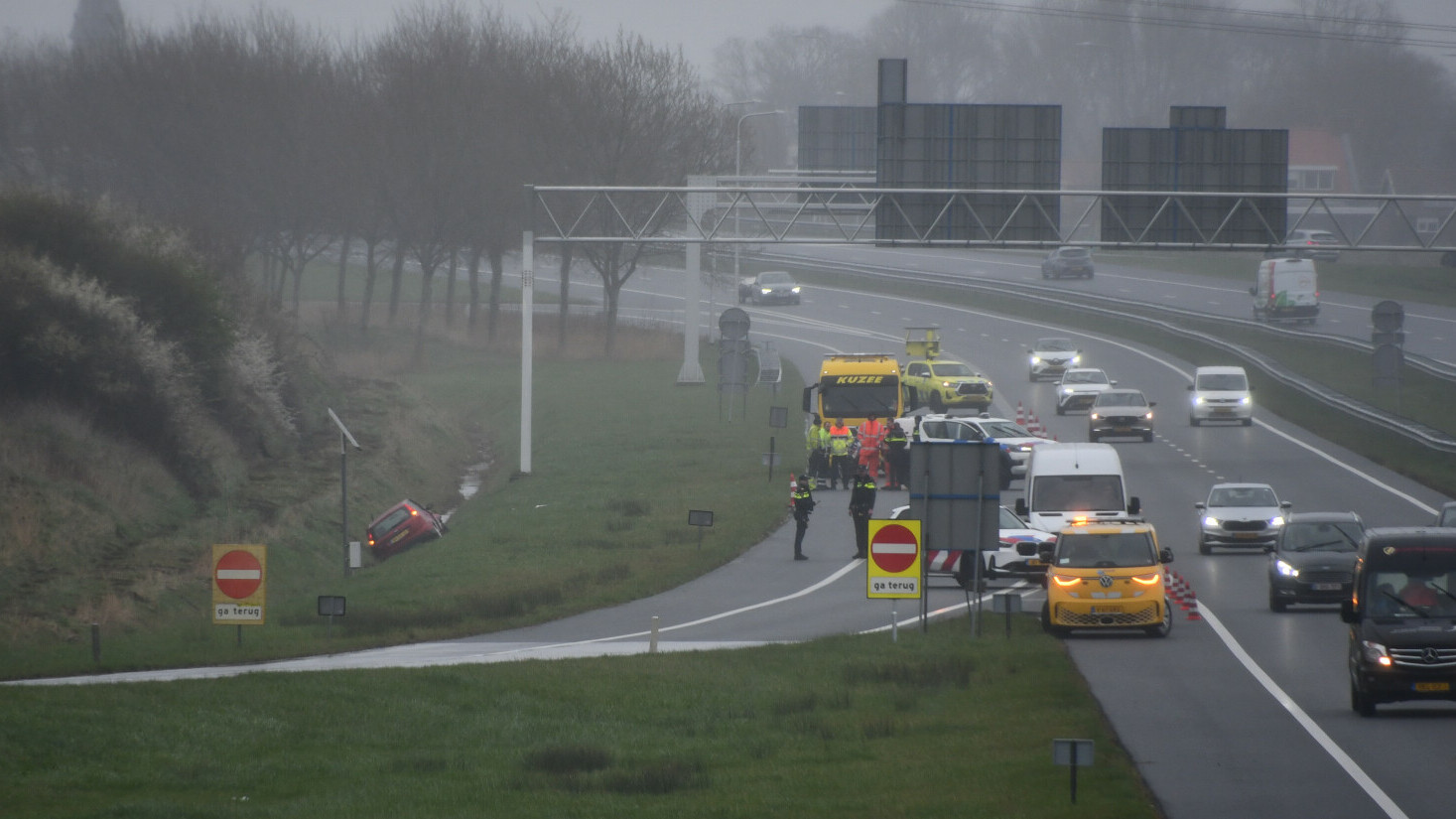 Busje rijdt door na botsing met auto op de A58