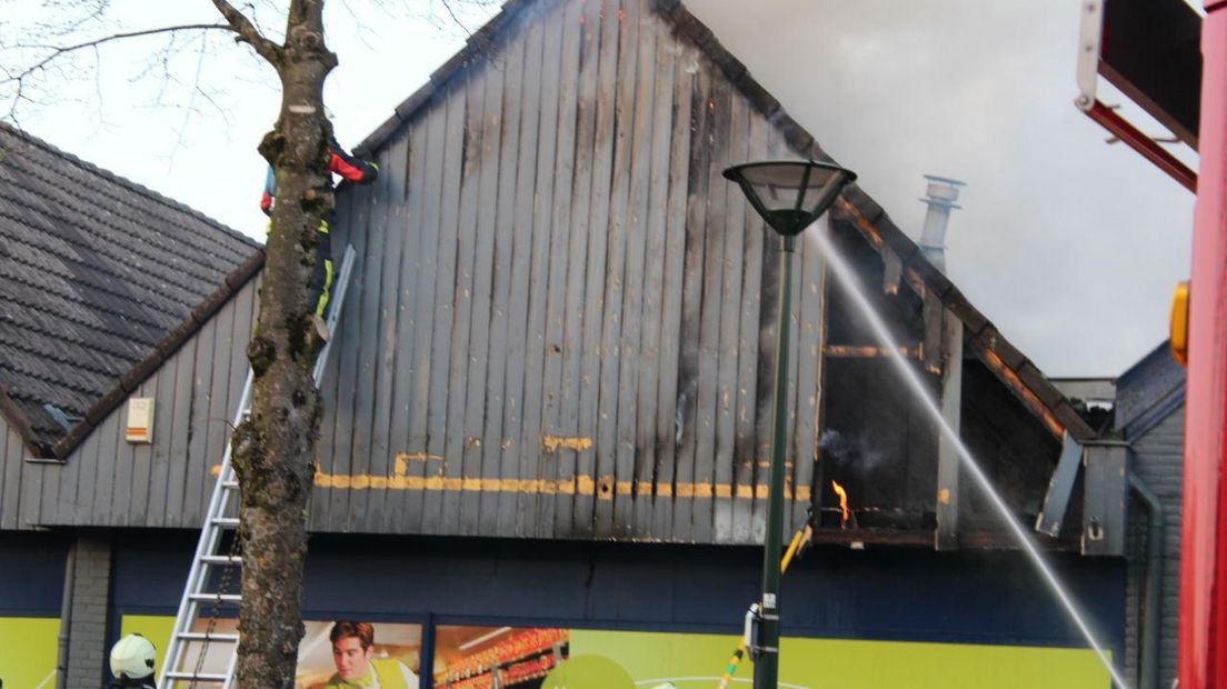 Het houtwerk onder de dakpannen staat in brand (Rechten: Van Oost Media)