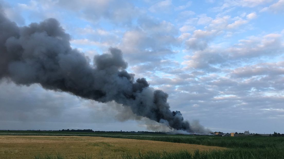 De rook was tot in de verre omgeving te zien (Rechten: RTV Drenthe/Persbureau Meter)