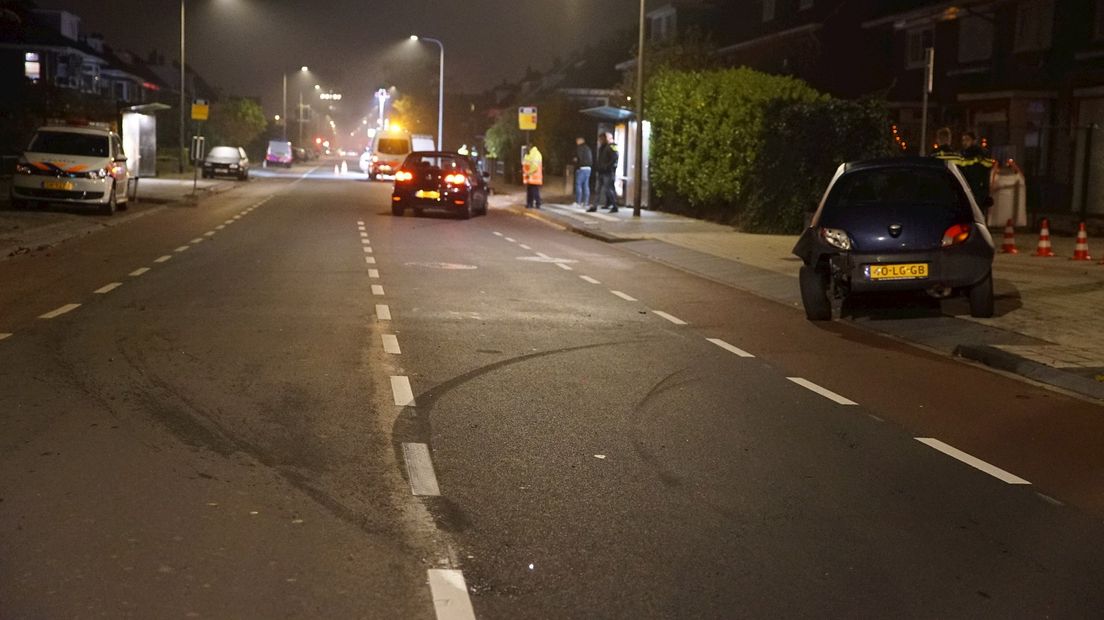 Vlakbij de aanrijding met de fietser, botsten ook twee auto's