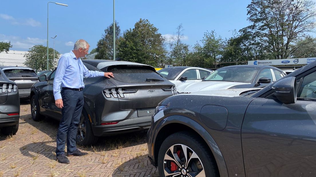 Wim van Dam verplaatste gisteravond razendsnel tientallen auto's, weg van het vuur