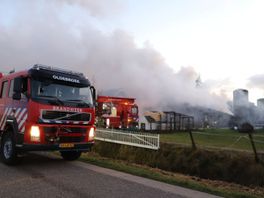 Grote brand in veestal op boerderij in Zalk, alle jongvee omgekomen