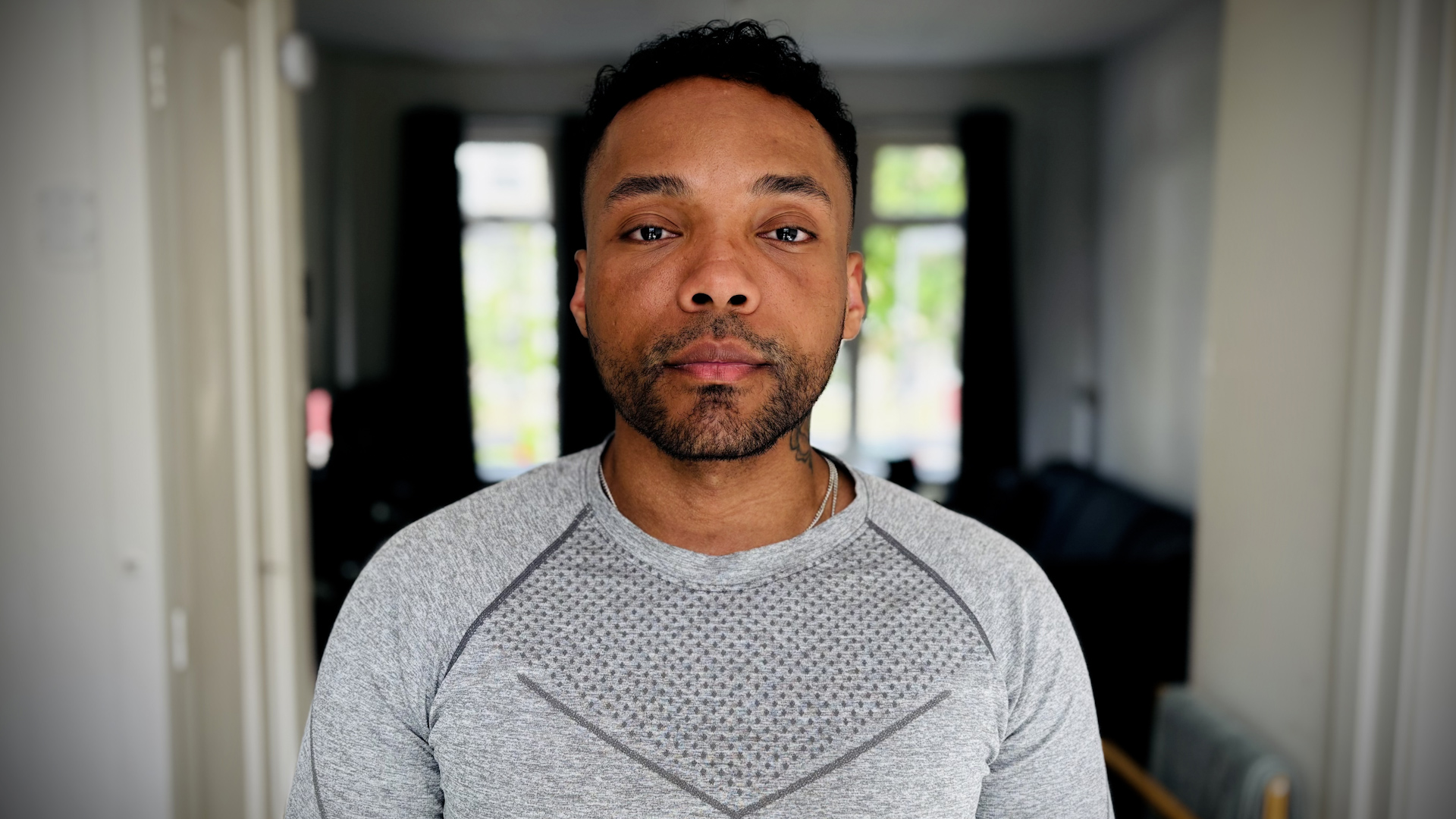 Moreno werd dakloos, daarna bankslaper en heeft nu een antikraakwoning, tegen de wooncrisis start hij nu een petitie