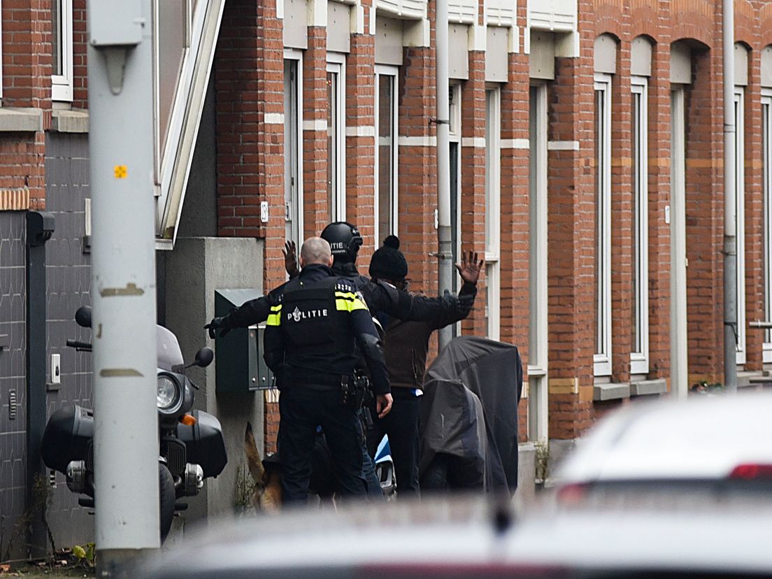 Inval arrestatieteam aan de Pijperstraat in Rotterdam.