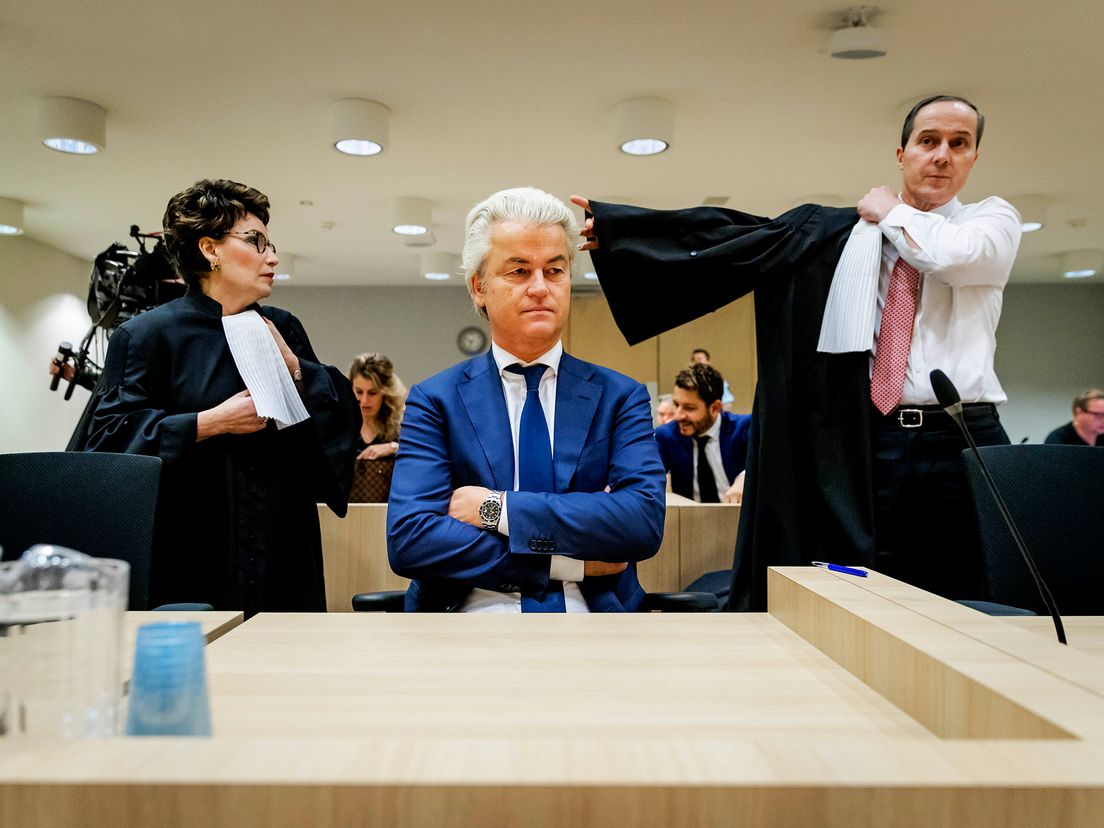 Geert Wilders met zijn advocaten.