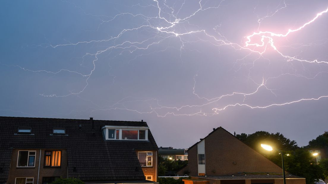 Onweer boven Woerden in juni vorig jaar.