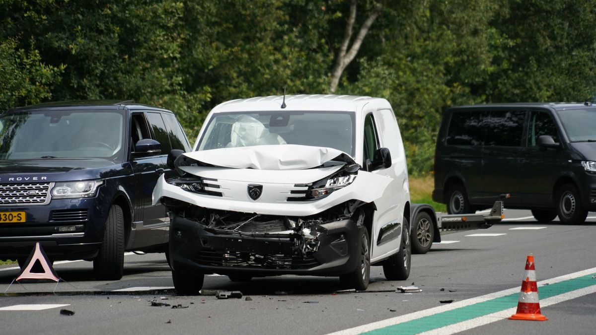 Auto's botsen op elkaar op de N381 in Beilen