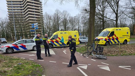 Ravage na botsing • fietser gewond bij ongeluk. Ravage na botsing • fietser gewond bij ongeluk.