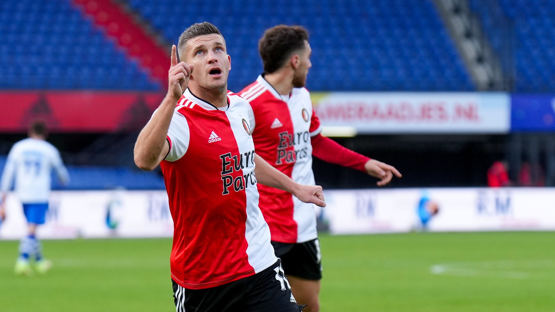 Bryan Linssen viert zijn 3-0 tegen PEC Zwolle