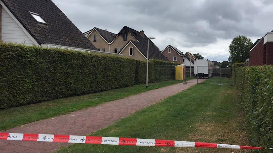 Aan de achterkant van het huis is de schade nog beter te zien