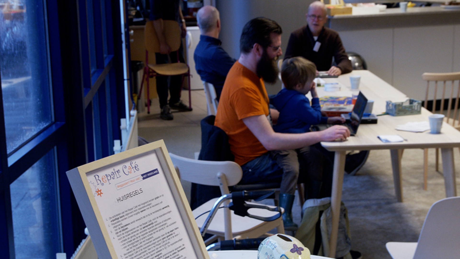 Brendon Bosman bij het Repair Café in Winsum