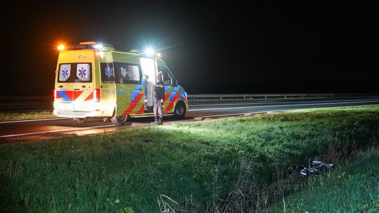 Motorrijder zwaargewond na botsing tegen verkeersbord op A28. Motorrijder zwaargewond na botsing tegen verkeersbord op A28.