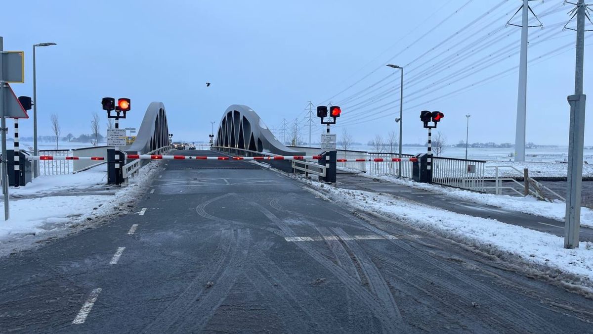 112-nieuws: Brug bij Aduard in storing • Man (22) gewond bij steekpartij Stad • Auto's van de weg do