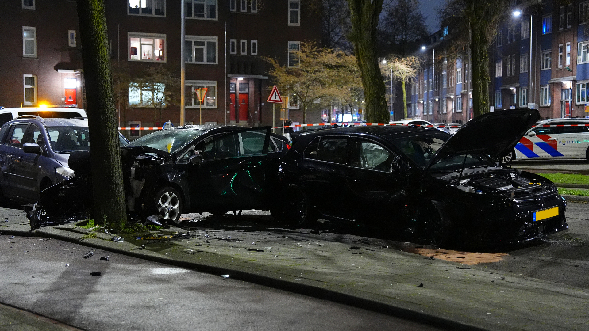 Een van de auto's kwam tot stilstand tegen een boom op de Beukelsweg