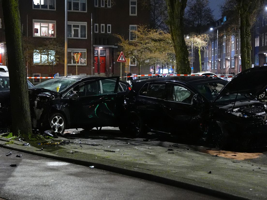 Een van de auto's kwam tot stilstand tegen een boom op de Beukelsweg