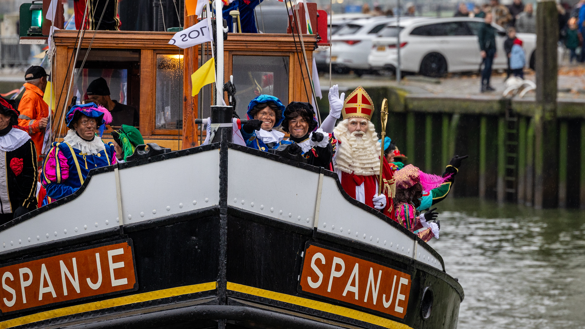 Onder luid gezang kwam Sinterklaas Vlaardingen binnen.