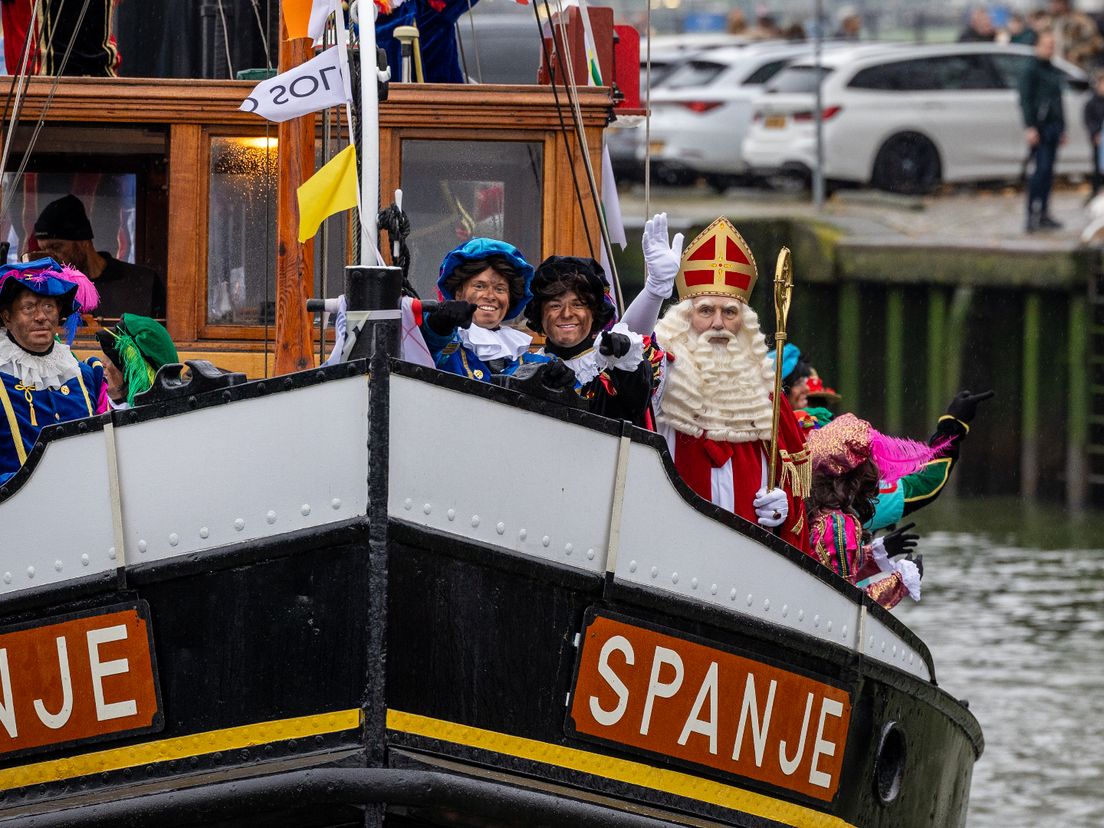 Onder luid gezang kwam Sinterklaas Vlaardingen binnen.