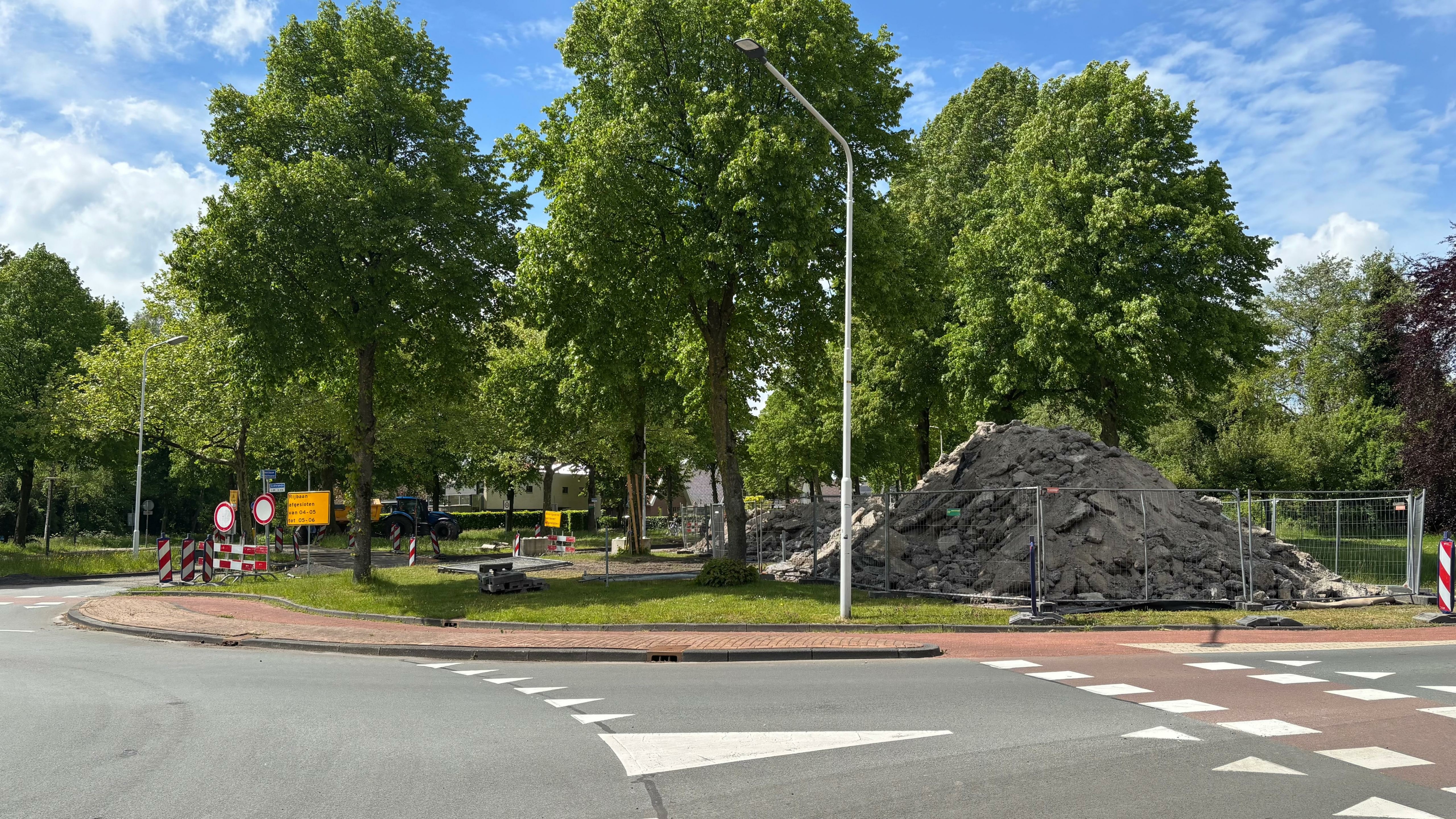 De stielslakken lizze neist de rotonde