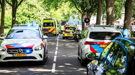 Fietser ernstig gewond bij aanrijding in Klazienaveen. Fietser ernstig gewond bij aanrijding in Klazienaveen.