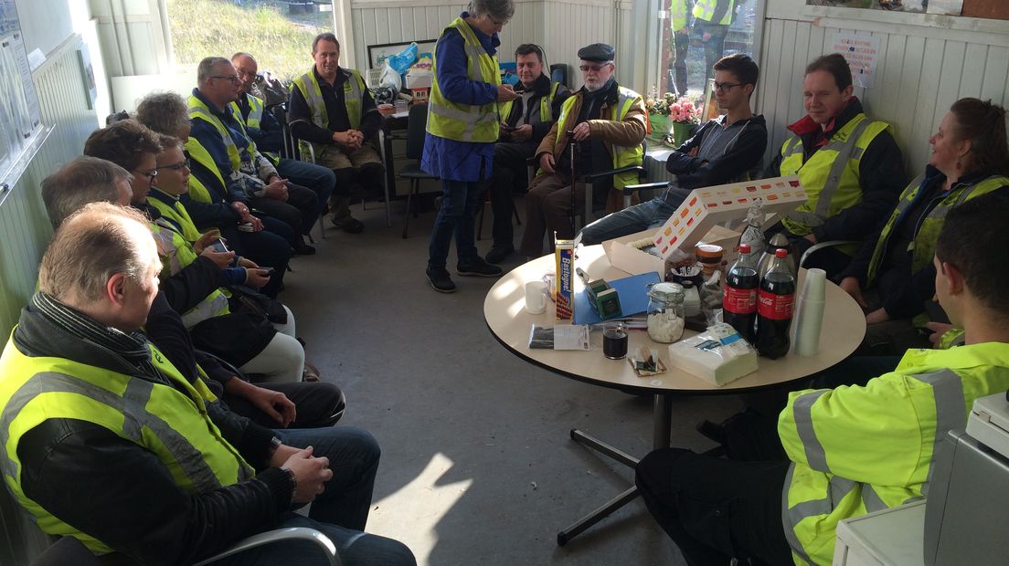 De werkploeg van vrijwilligers die in een half jaar tijd
de locomotief weer rijdend kreeg (Rechten: Serge Vinkenvleugel/RTV Drenthe)