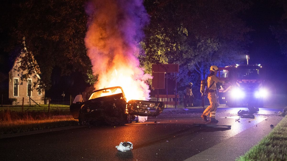 Vlammenzee verwoest auto in Wilhelminaoord