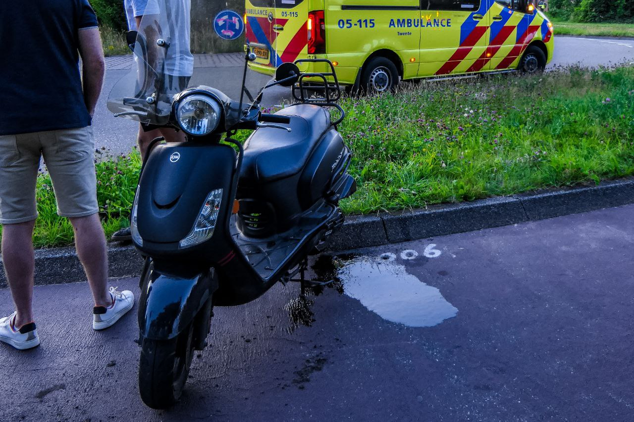 Scooterrijder aangereden en gewond in Enschede.