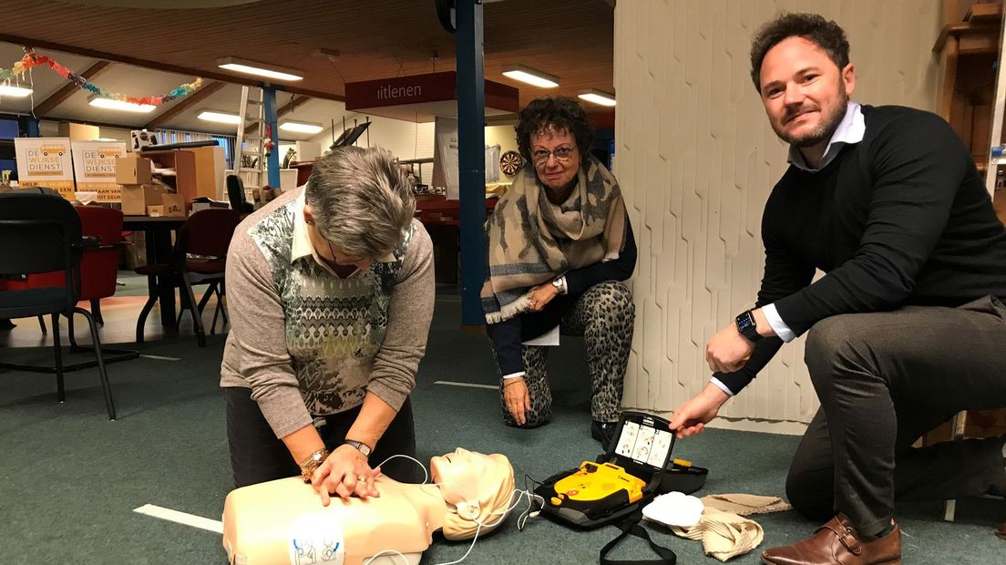 Wil, Hannie en Freddy bij een reanimatiepop.