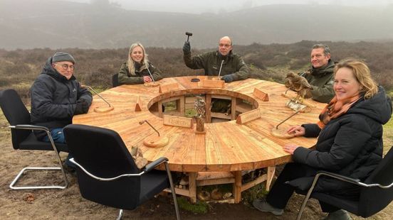 Een grote houten vergadertafel middenin de natuur: 'De Posbank is een voorbeeld van wat wél kan'