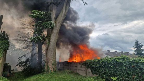 Uitslaande brand in meerdere schuurtjes in Beneden-Leeuwen