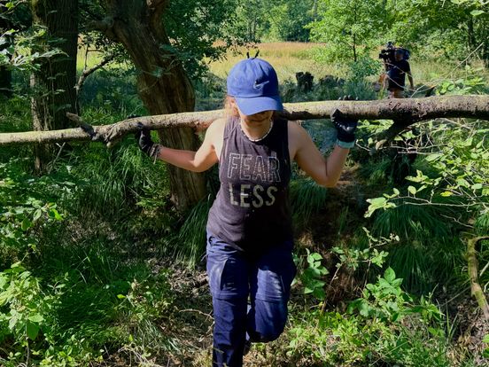 Sofia uit Colombia redt de aardbeivlinder in Drents natuurgebied: 'Heb het er graag voor over'