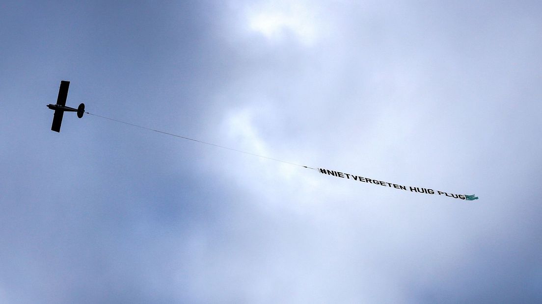 Er vloog woensdag een vliegtuigje voor Huig Plug boven Den Haag