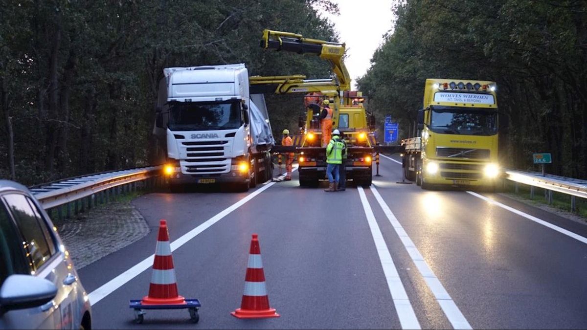 Bijna gekantelde vrachtwagen zorgde voor vertraging op N36 bij Beerzerveld