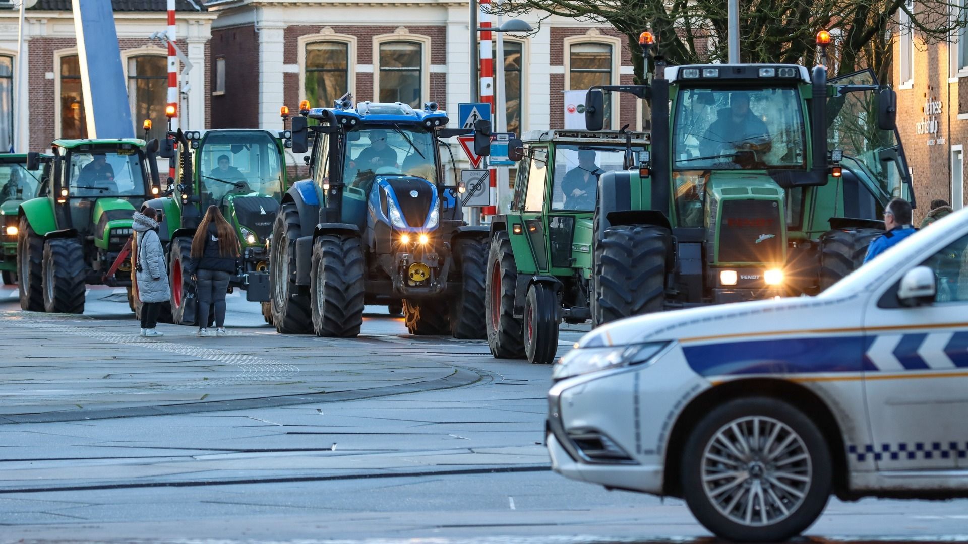 Trekkers bij een demonstratie in Leeuwarden