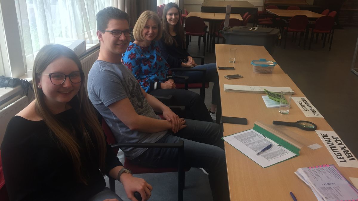 Verjonging op het stembureau: deze drie jonkies tellen in Schore de stemmen