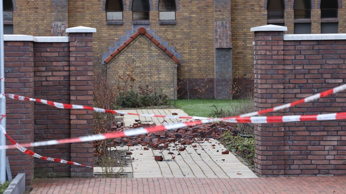 Stenen uit gevel gewaaid van flat in Zwolle