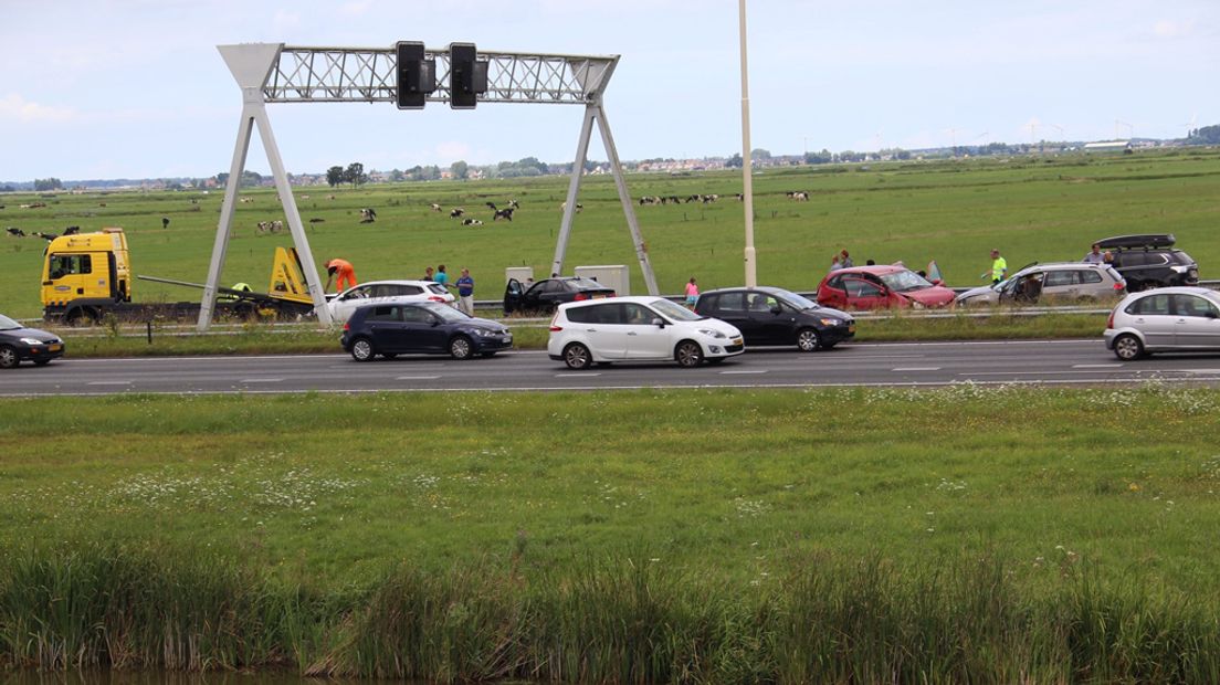 Meerdere voertuigen botsten op elkaar op de A1 naar Amsterdam.