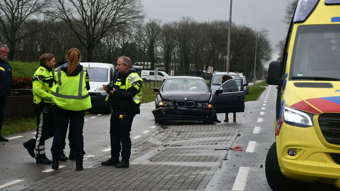 Politie en ambulance zijn uitgerukt voor een aanrijding op de Vroomshoopseweg in Den Ham