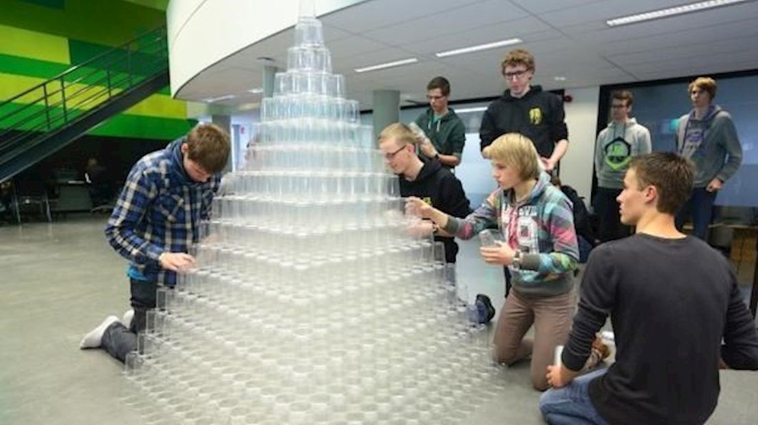 Wereldrecord piramide plastic bekertjes