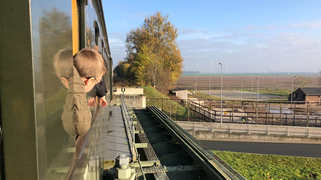 Een leerling van de Willibrordschool in Stadskanaal bekijkt het uitzicht vanuit de stoomtrein