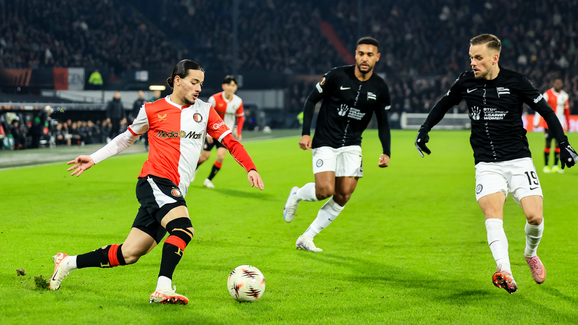 Anis Hadj Moussa zorgde tegen Sturm Graz voor het eerste kansje van de wedstrijd, maar zijn schot werd geblokt.