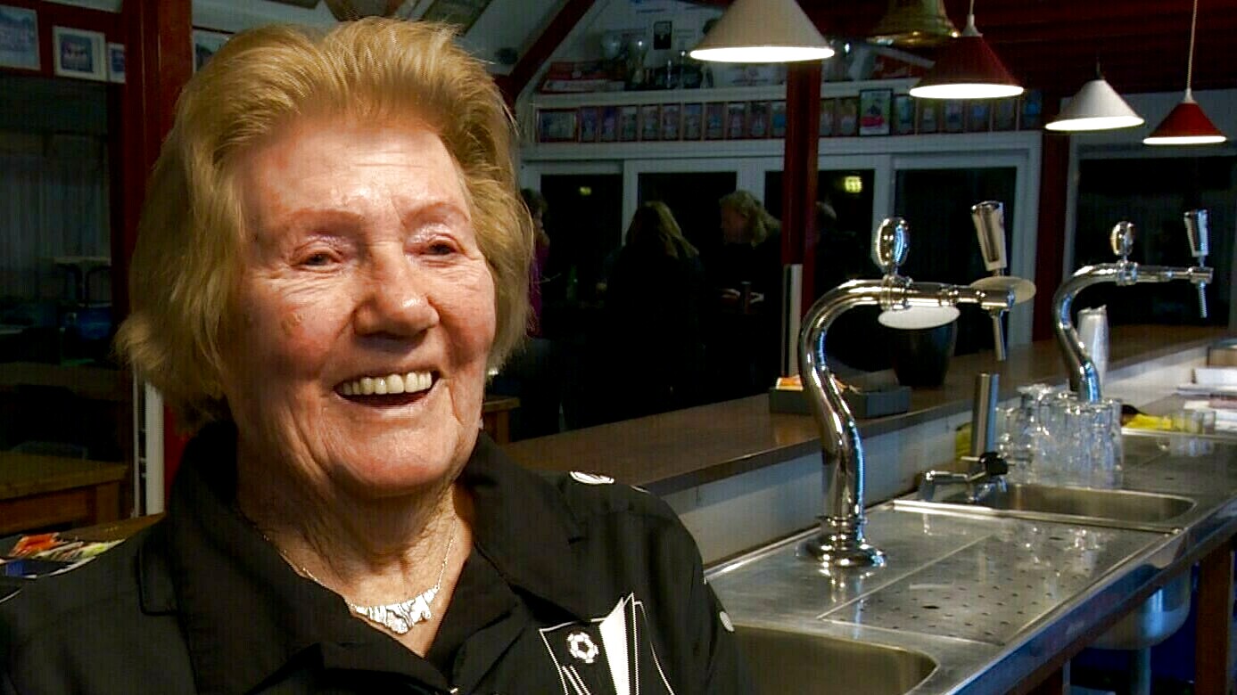 Albertje fan njoggentich noch achter de bar yn de fuotbalkantine: "Misschien heb ik wel ADHD"