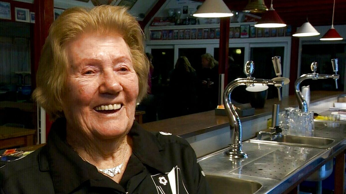 Albertje van negentig nog achter de bar in de voetbalkantine: 