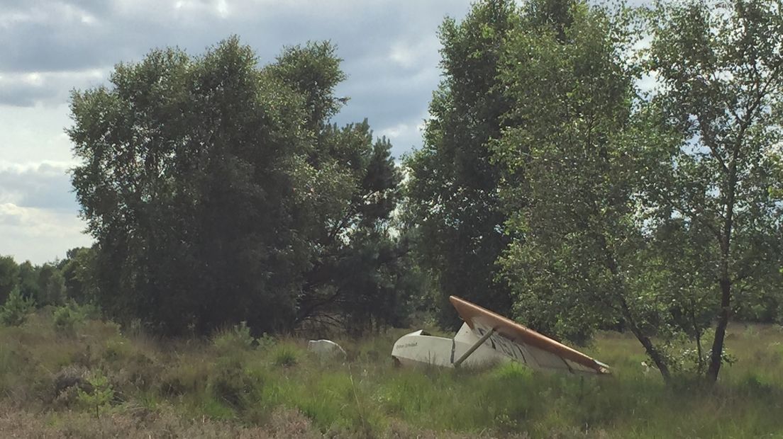 Op vliegveld Terlet bij Arnhem is een 74-jarige pilote met haar zweefvliegtuig neergestort. Volgens de brandweer is de Duitse vrouw gewond, maar aanspreekbaar.