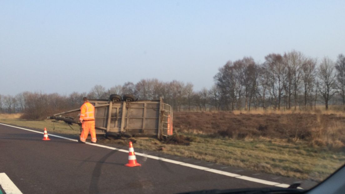 Een gekantelde wagen (Rechten: RTV Drenthe / René Bos)