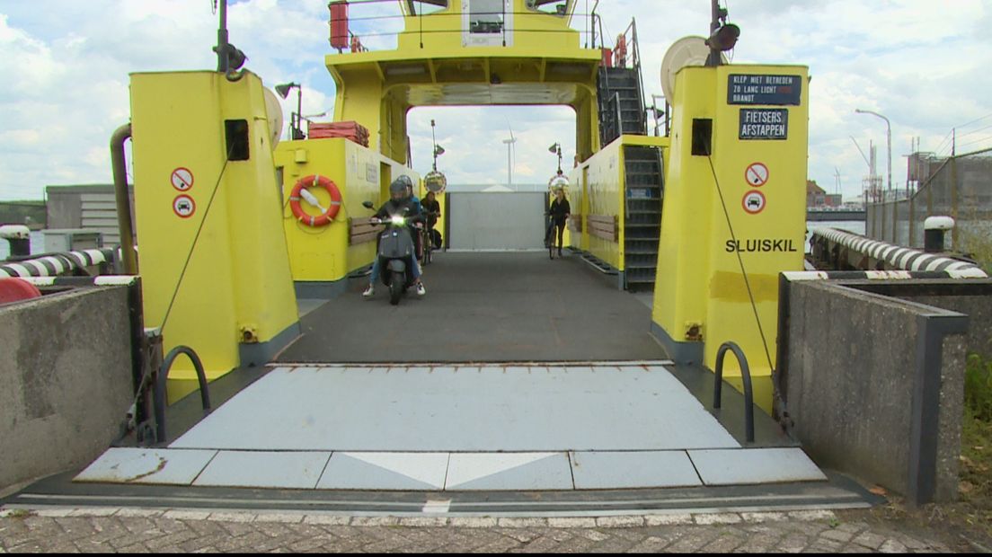 Pontje draait overuren door kapotte Sluiskilbrug