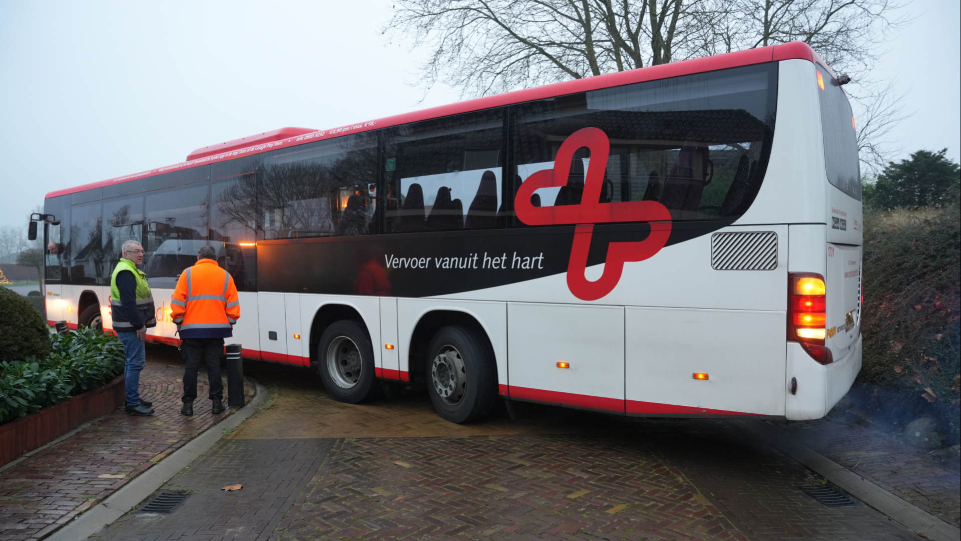 Testrit eindigt met paal door bodem bus
