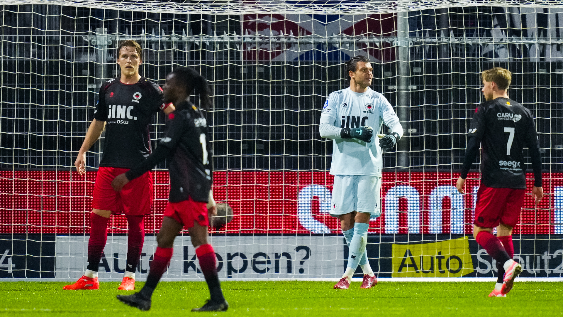 Excelsior-doelman Stijn van Gassel voorkomt met een goede redding de openingstreffer van Telstar.