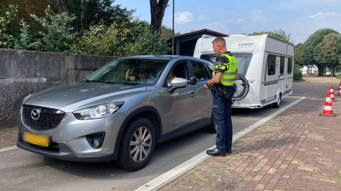 Verkeersagent Marko vraagt naar de papieren van de bestuurder